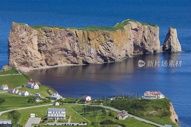 看看Percé小镇和它著名的Rocher Percé (Perce Rock)， Gaspé半岛的一部分，在Québec。